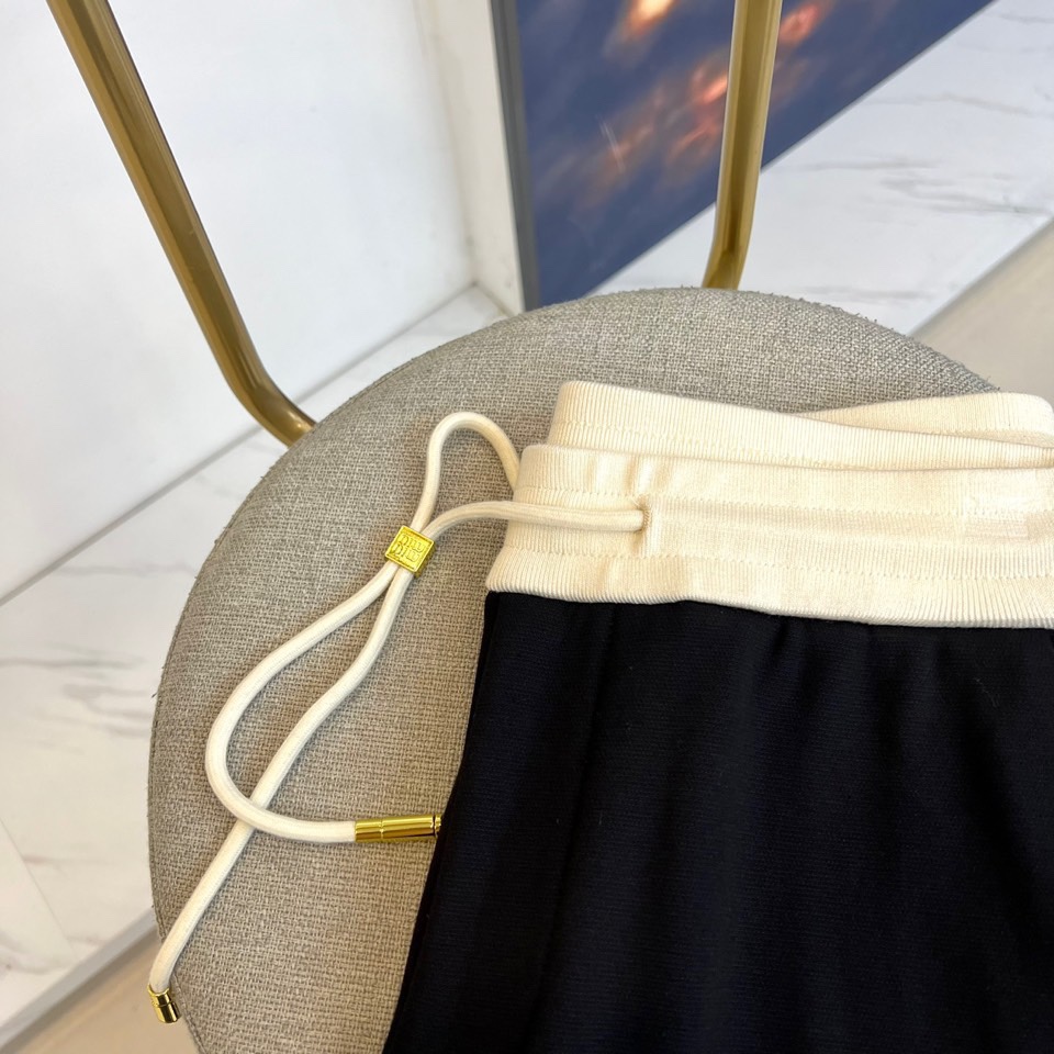 Miumiu谬谬、2025秋冬新品男士羊毛混纺休闲运动裤。这款运动裤采用标志性白色宽边腰头设计，搭配带有