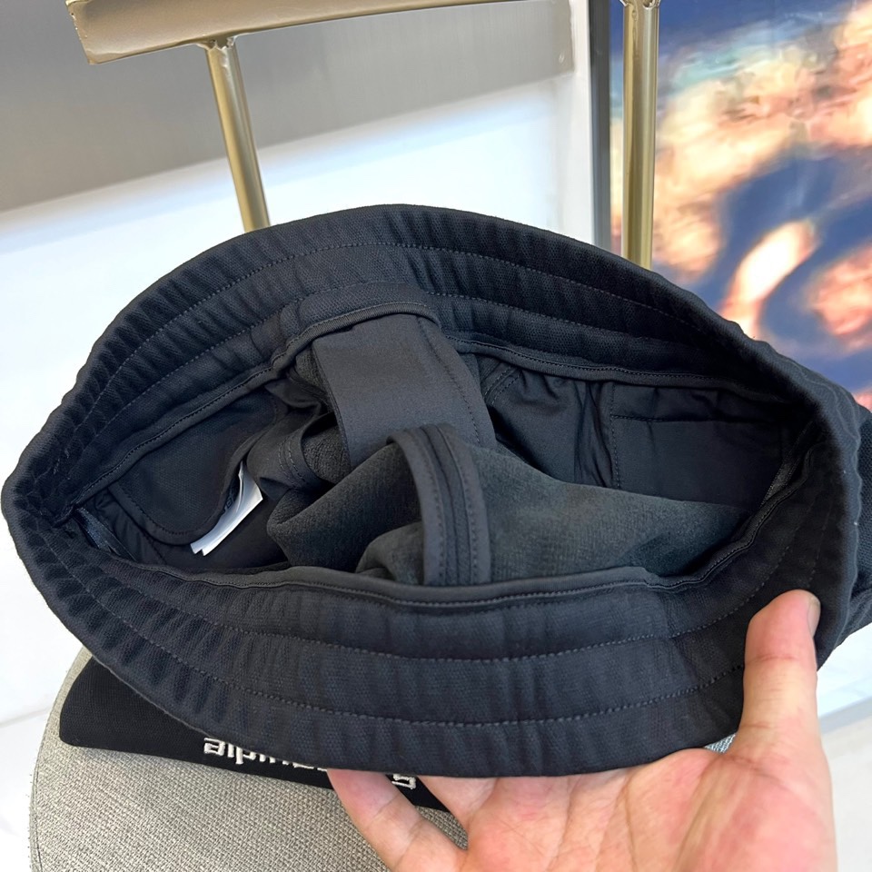 BALENCIAGA巴黎世家、2025秋冬新品男士束脚运动长裤，这款黑色长裤采用立体剪裁的束脚设计，腰部