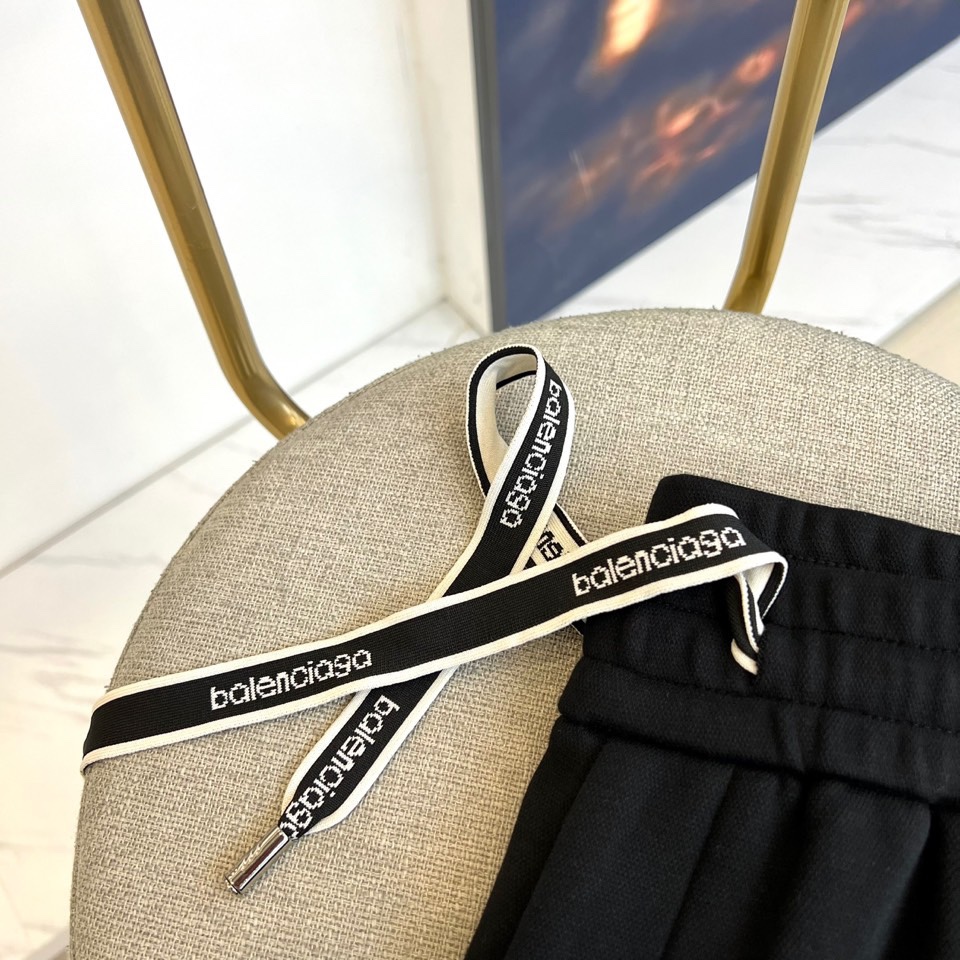 BALENCIAGA巴黎世家、2025秋冬新品男士束脚运动长裤，这款黑色长裤采用立体剪裁的束脚设计，腰部