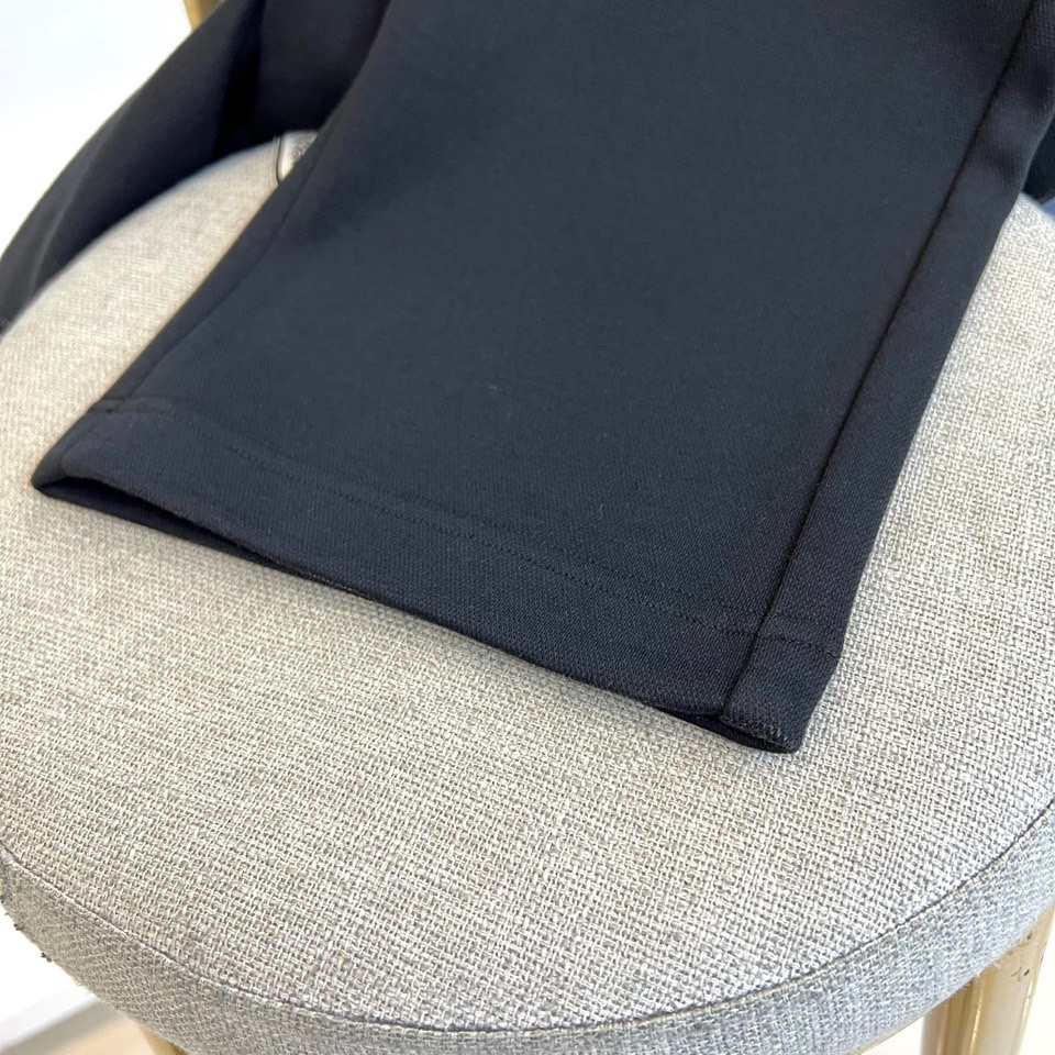 BALENCIAGA巴黎世家、2025秋冬新品男士束脚运动长裤，这款黑色长裤采用立体剪裁的束脚设计，腰部