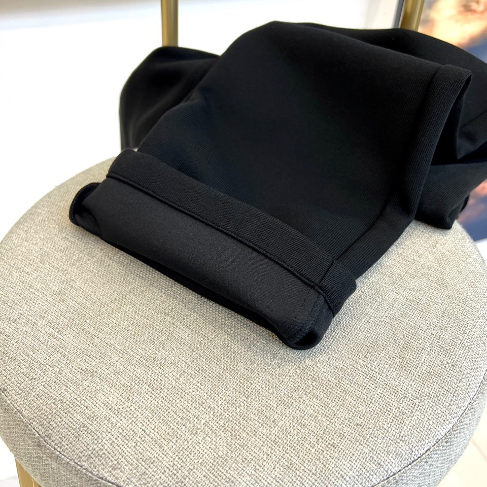 Prad普拉、2025秋冬新品风格男士休闲裤，这款黑色休闲裤采用PRADA标志性设计，左腿外侧饰有白色品