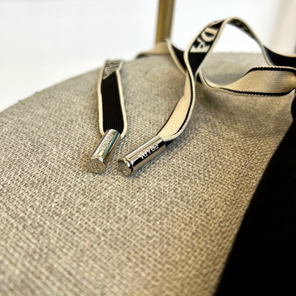 Prad普拉、2025秋冬新品风格男士休闲裤，这款黑色休闲裤采用PRADA标志性设计，左腿外侧饰有白色品