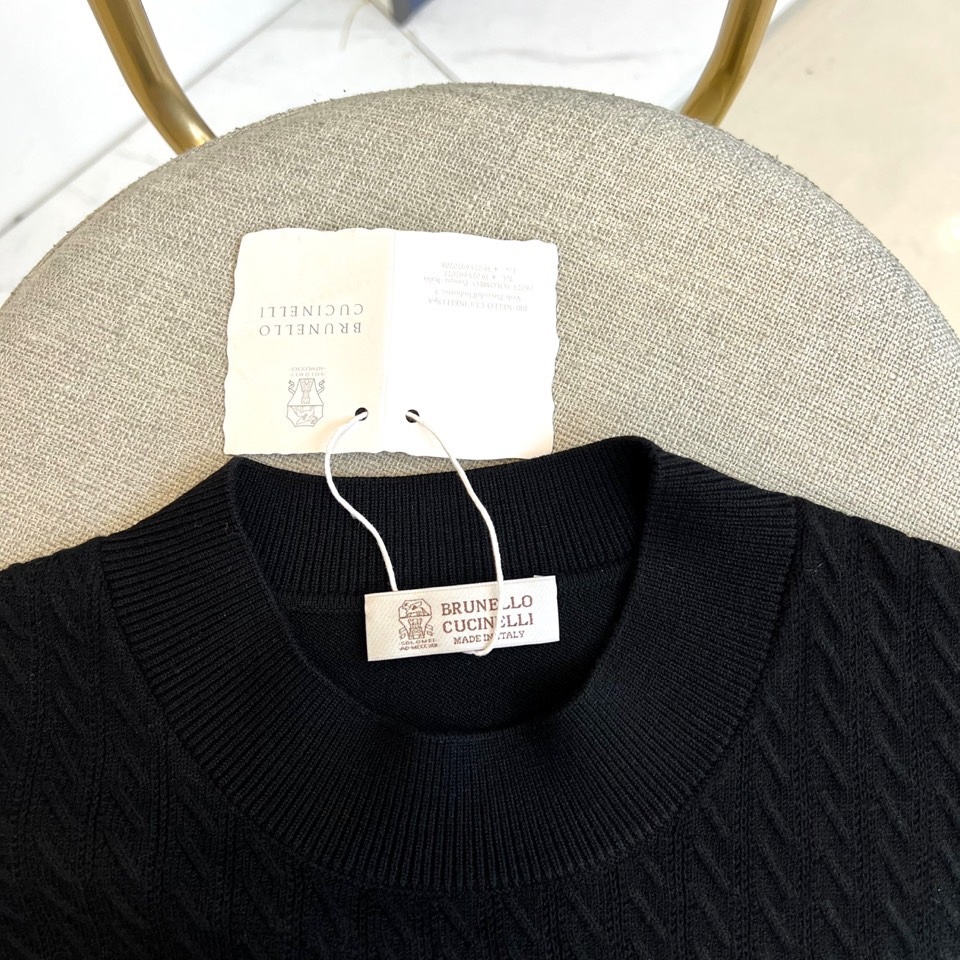 Brunello cucinelli-BC，2025秋冬新品匠心编织针织衫。米白色圆领针织衫采用29.3