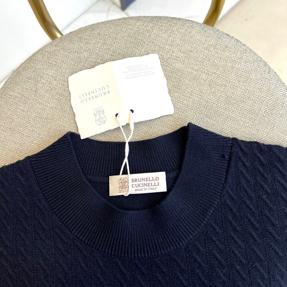Brunello cucinelli-BC，2025秋冬新品匠心编织针织衫。米白色圆领针织衫采用29.3