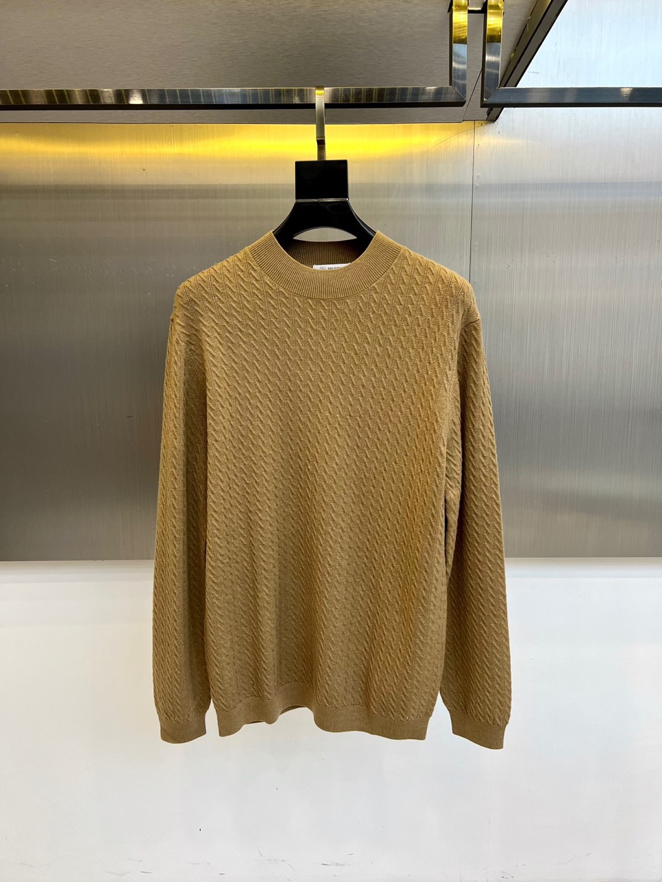 Brunello cucinelli-BC，2025秋冬新品匠心编织针织衫。米白色圆领针织衫采用29.3