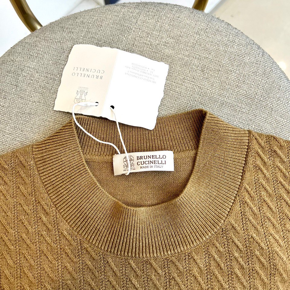 Brunello cucinelli-BC，2025秋冬新品匠心编织针织衫。米白色圆领针织衫采用29.3