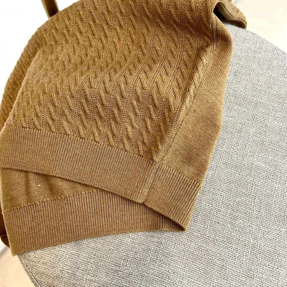 Brunello cucinelli-BC，2025秋冬新品匠心编织针织衫。米白色圆领针织衫采用29.3