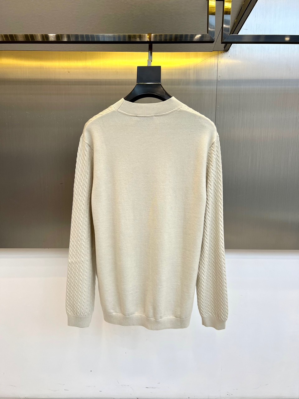 Brunello cucinelli-BC，2025秋冬新品匠心编织针织衫。米白色圆领针织衫采用29.3