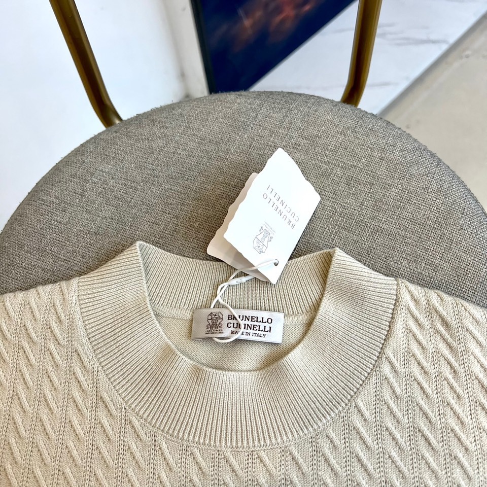 Brunello cucinelli-BC，2025秋冬新品匠心编织针织衫。米白色圆领针织衫采用29.3