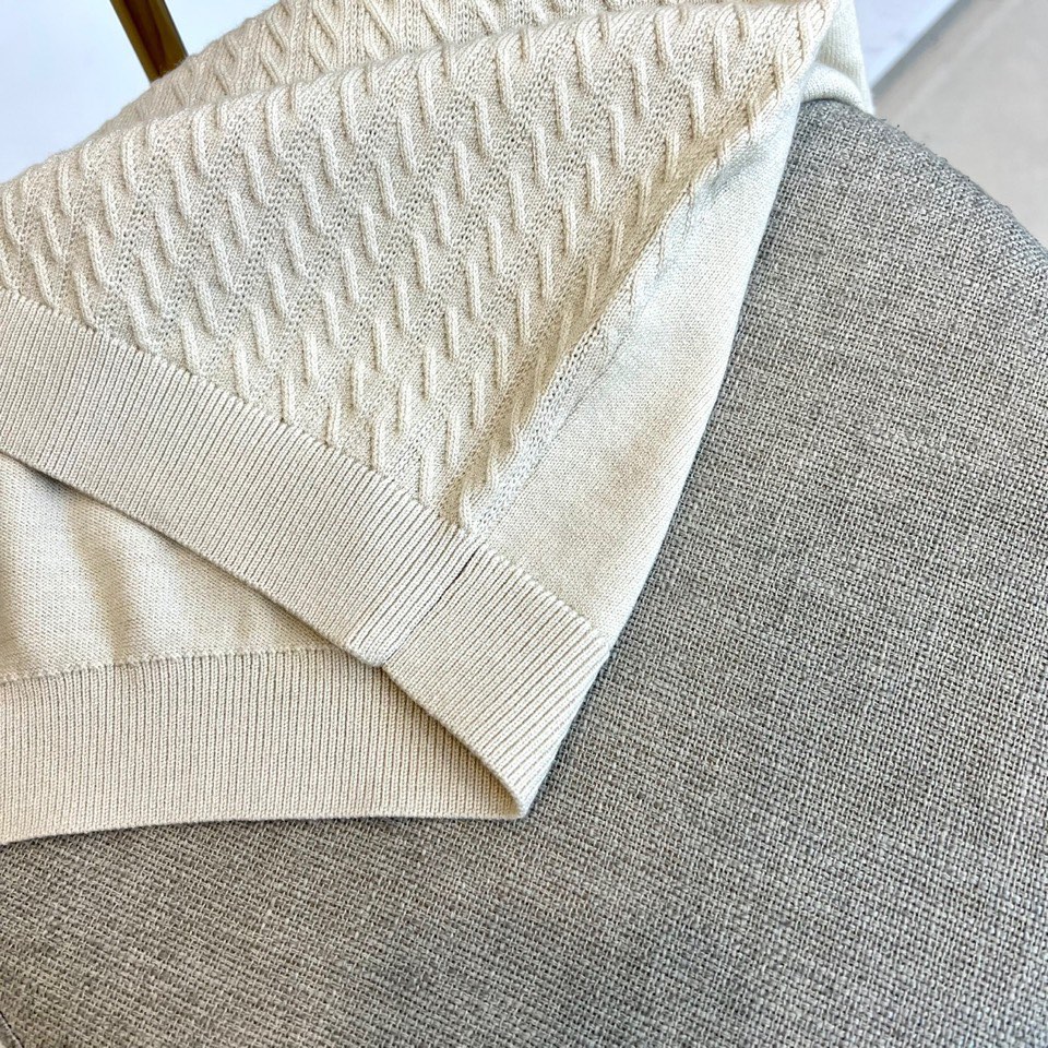 Brunello cucinelli-BC，2025秋冬新品匠心编织针织衫。米白色圆领针织衫采用29.3