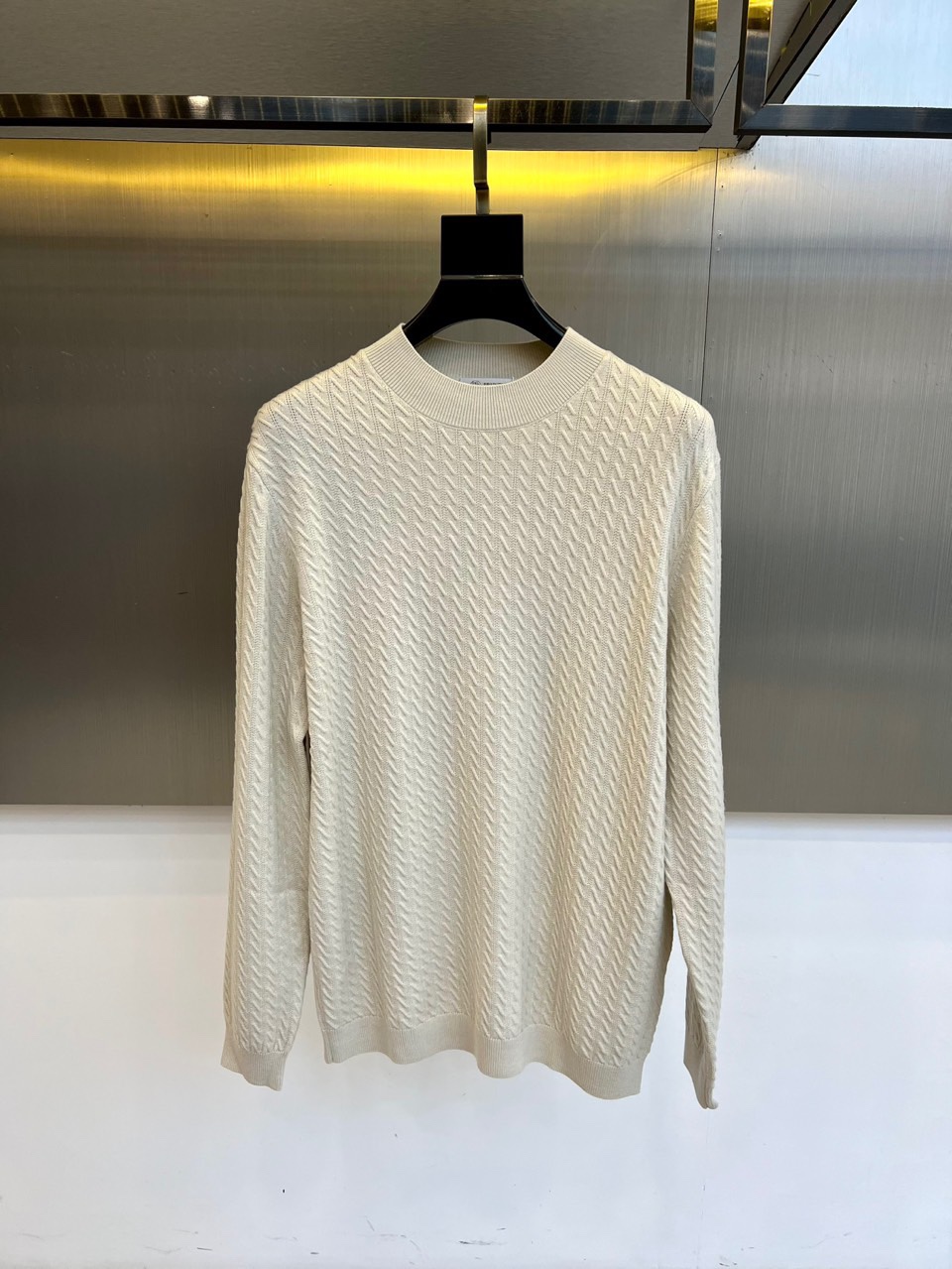 Brunello cucinelli-BC，2025秋冬新品匠心编织针织衫。米白色圆领针织衫采用29.3
