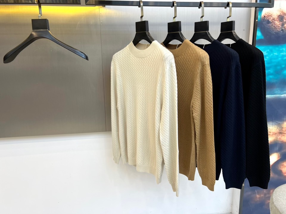 Brunello cucinelli-BC，2025秋冬新品匠心编织针织衫。米白色圆领针织衫采用29.3