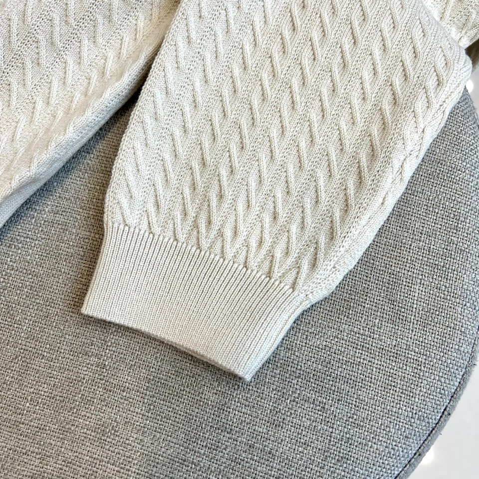 Brunello cucinelli-BC，2025秋冬新品匠心编织针织衫。米白色圆领针织衫采用29.3
