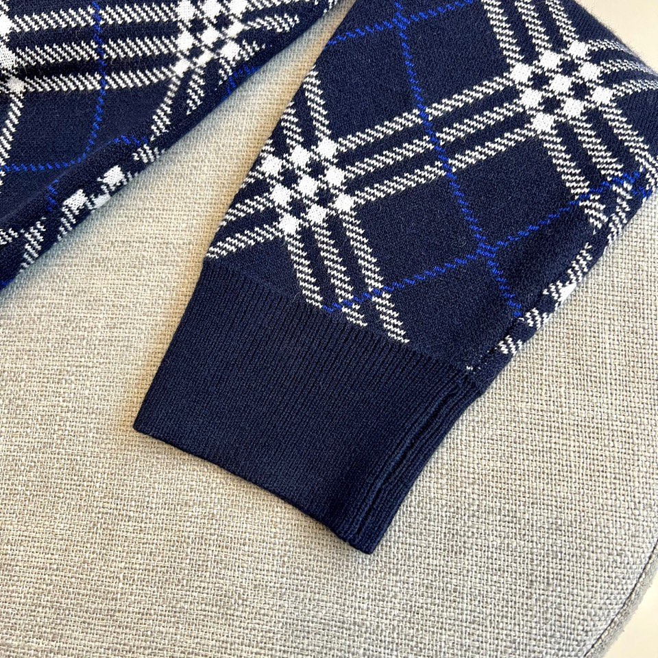 Bur巴宝莉、2025秋冬新品 BURBERRY经典格纹羊毛衫。这款暖棕色羊毛衫以品牌标志性格纹图案装饰
