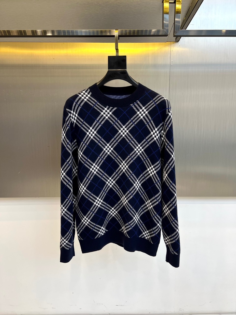 Bur巴宝莉、2025秋冬新品 BURBERRY经典格纹羊毛衫。这款暖棕色羊毛衫以品牌标志性格纹图案装饰