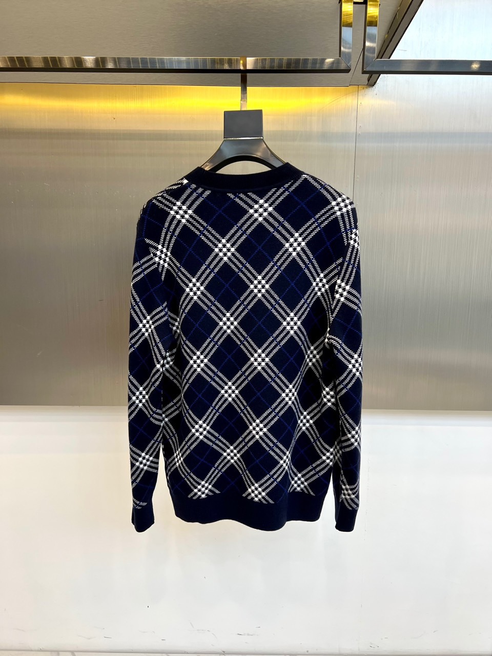 Bur巴宝莉、2025秋冬新品 BURBERRY经典格纹羊毛衫。这款暖棕色羊毛衫以品牌标志性格纹图案装饰