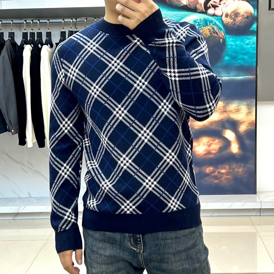 Bur巴宝莉、2025秋冬新品 BURBERRY经典格纹羊毛衫。这款暖棕色羊毛衫以品牌标志性格纹图案装饰