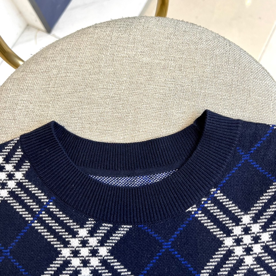 Bur巴宝莉、2025秋冬新品 BURBERRY经典格纹羊毛衫。这款暖棕色羊毛衫以品牌标志性格纹图案装饰