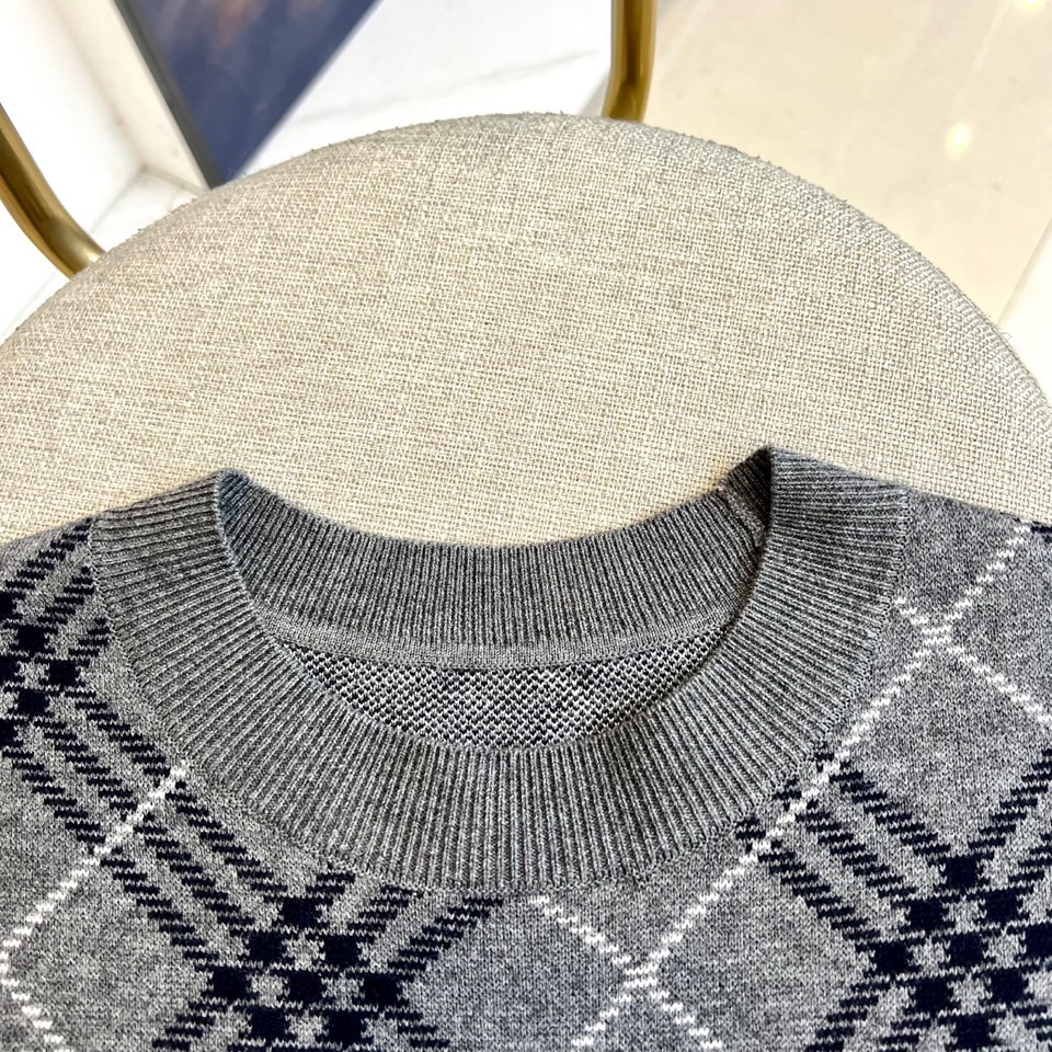Bur巴宝莉、2025秋冬新品 BURBERRY经典格纹羊毛衫。这款暖棕色羊毛衫以品牌标志性格纹图案装饰