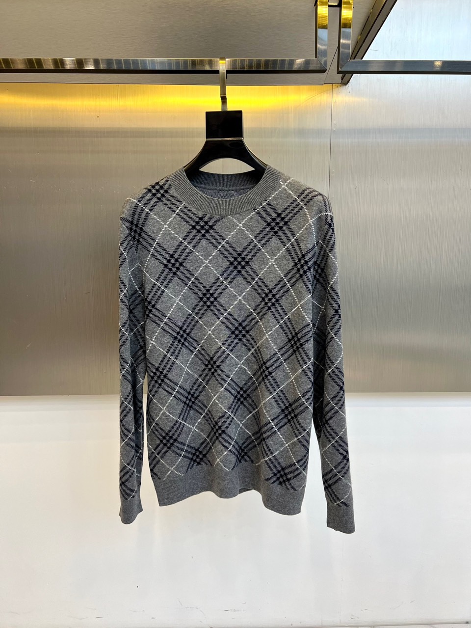 Bur巴宝莉、2025秋冬新品 BURBERRY经典格纹羊毛衫。这款暖棕色羊毛衫以品牌标志性格纹图案装饰