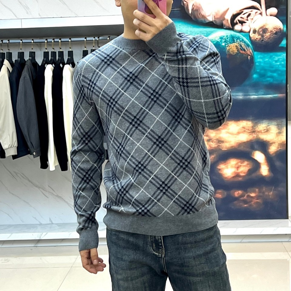 Bur巴宝莉、2025秋冬新品 BURBERRY经典格纹羊毛衫。这款暖棕色羊毛衫以品牌标志性格纹图案装饰