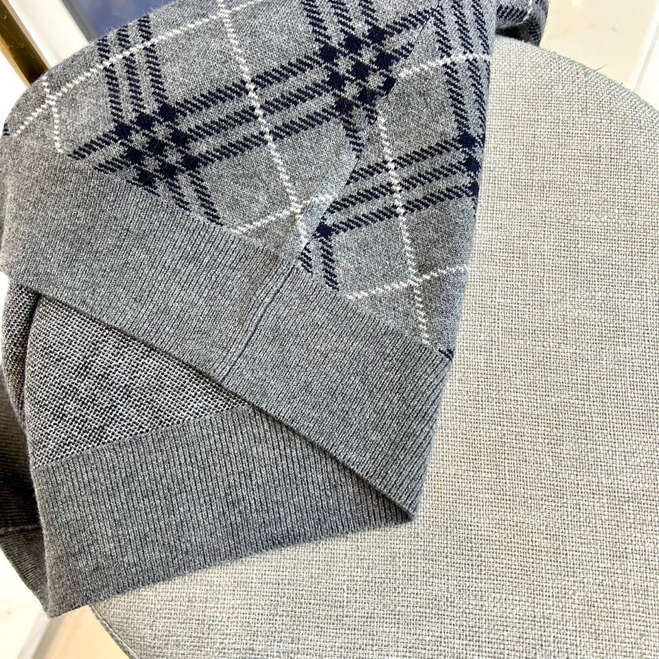 Bur巴宝莉、2025秋冬新品 BURBERRY经典格纹羊毛衫。这款暖棕色羊毛衫以品牌标志性格纹图案装饰