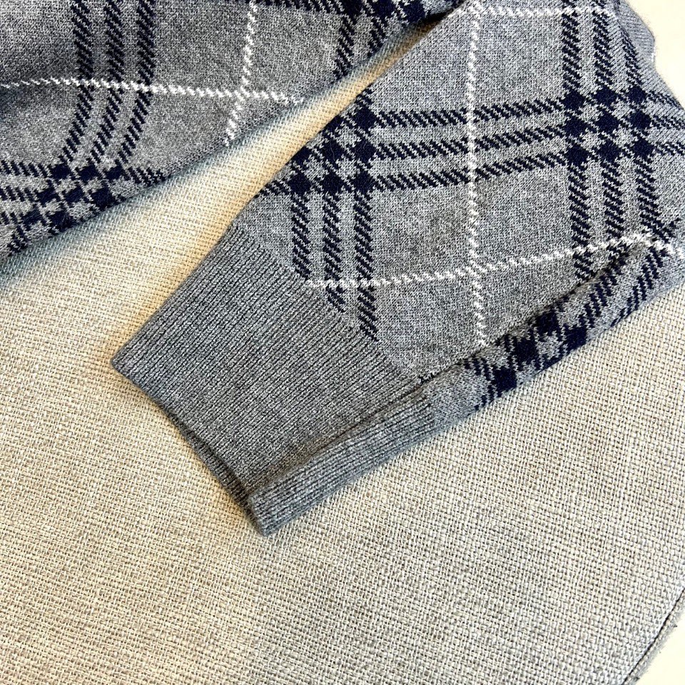 Bur巴宝莉、2025秋冬新品 BURBERRY经典格纹羊毛衫。这款暖棕色羊毛衫以品牌标志性格纹图案装饰