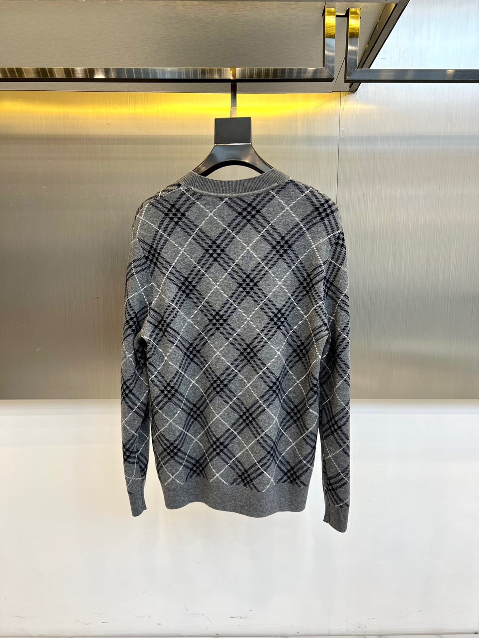 Bur巴宝莉、2025秋冬新品 BURBERRY经典格纹羊毛衫。这款暖棕色羊毛衫以品牌标志性格纹图案装饰