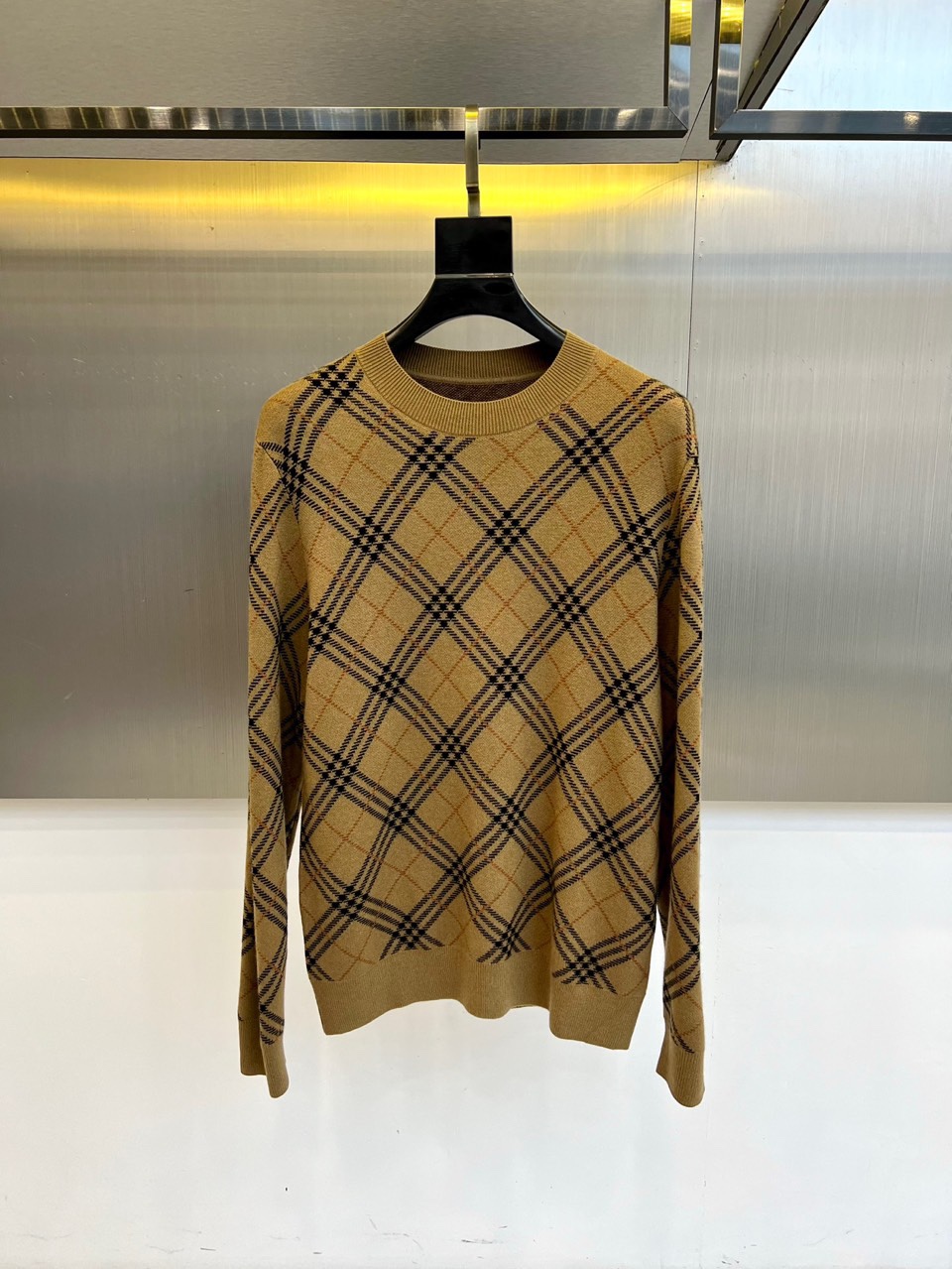 Bur巴宝莉、2025秋冬新品 BURBERRY经典格纹羊毛衫。这款暖棕色羊毛衫以品牌标志性格纹图案装饰