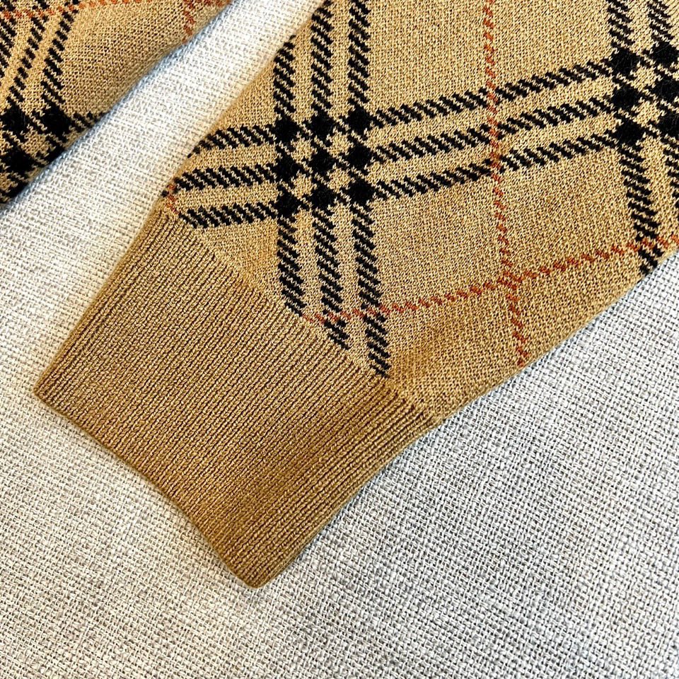 Bur巴宝莉、2025秋冬新品 BURBERRY经典格纹羊毛衫。这款暖棕色羊毛衫以品牌标志性格纹图案装饰