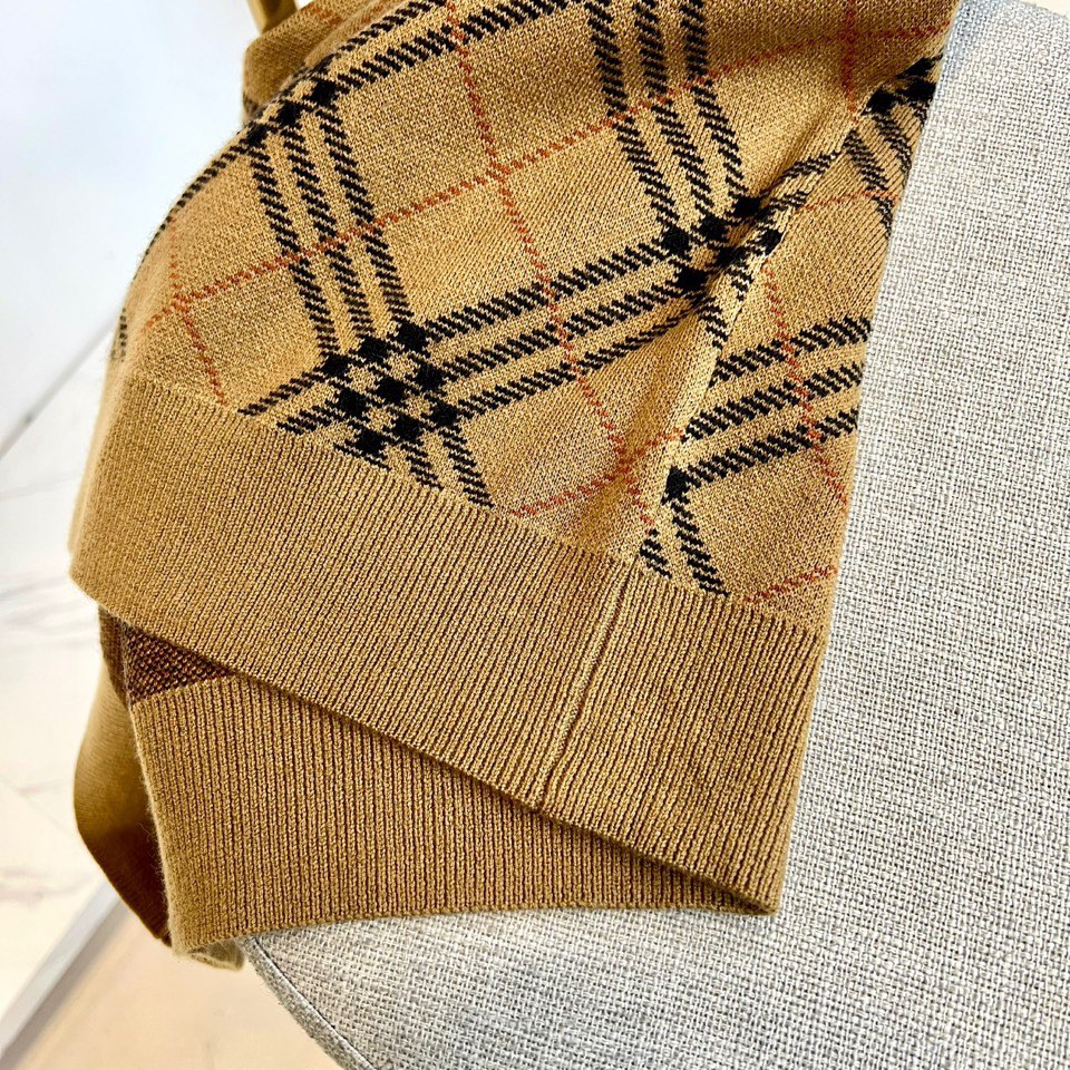 Bur巴宝莉、2025秋冬新品 BURBERRY经典格纹羊毛衫。这款暖棕色羊毛衫以品牌标志性格纹图案装饰