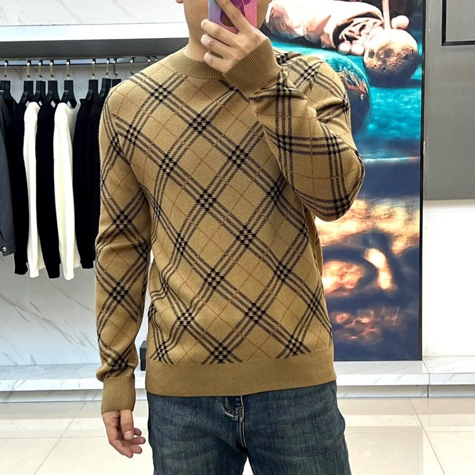Bur巴宝莉、2025秋冬新品 BURBERRY经典格纹羊毛衫。这款暖棕色羊毛衫以品牌标志性格纹图案装饰