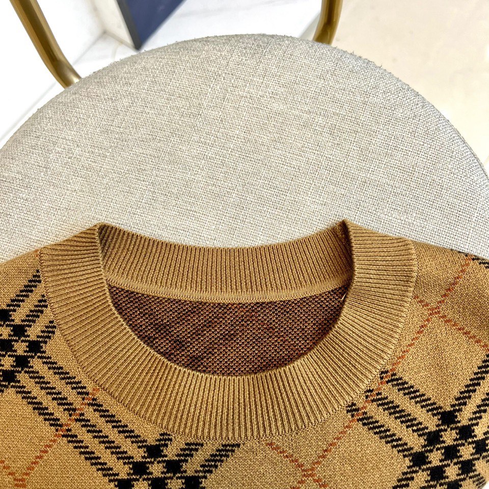 Bur巴宝莉、2025秋冬新品 BURBERRY经典格纹羊毛衫。这款暖棕色羊毛衫以品牌标志性格纹图案装饰