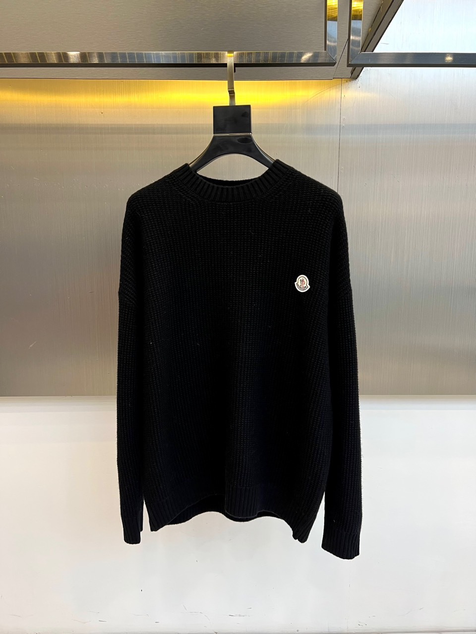 Mon蒙口、2025秋冬新品 微阔棒针羊毛针织衫。采用100%精选绵羊毛织就，米白色调呈现柔和质感。圆领