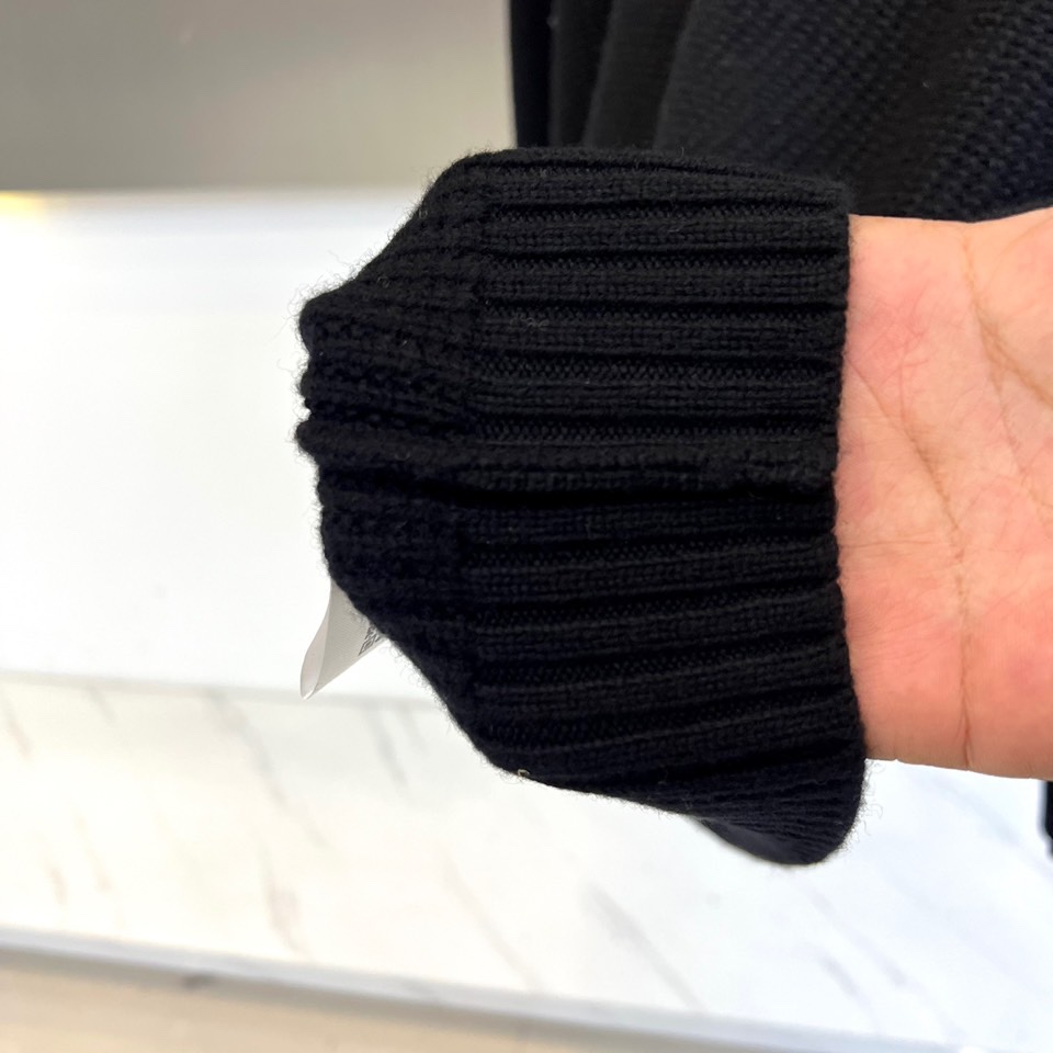 Mon蒙口、2025秋冬新品 微阔棒针羊毛针织衫。采用100%精选绵羊毛织就，米白色调呈现柔和质感。圆领