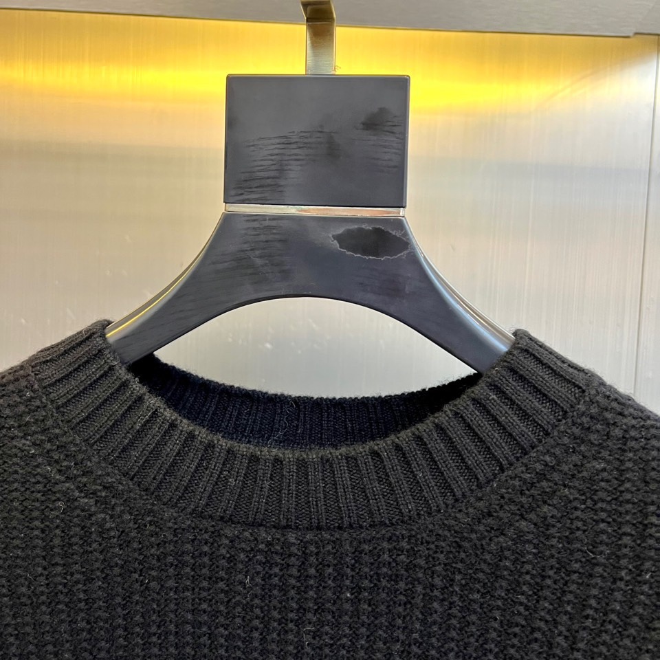 Mon蒙口、2025秋冬新品 微阔棒针羊毛针织衫。采用100%精选绵羊毛织就，米白色调呈现柔和质感。圆领