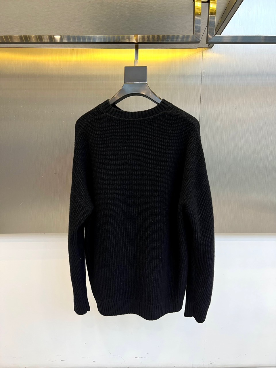 Mon蒙口、2025秋冬新品 微阔棒针羊毛针织衫。采用100%精选绵羊毛织就，米白色调呈现柔和质感。圆领