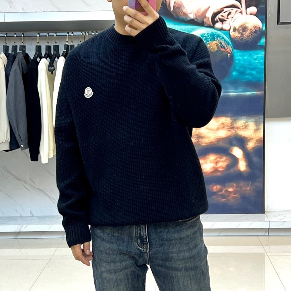 Mon蒙口、2025秋冬新品 微阔棒针羊毛针织衫。采用100%精选绵羊毛织就，米白色调呈现柔和质感。圆领