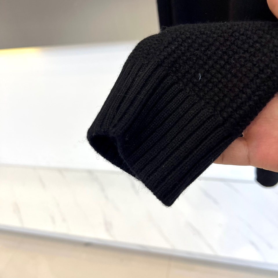 Mon蒙口、2025秋冬新品 微阔棒针羊毛针织衫。采用100%精选绵羊毛织就，米白色调呈现柔和质感。圆领