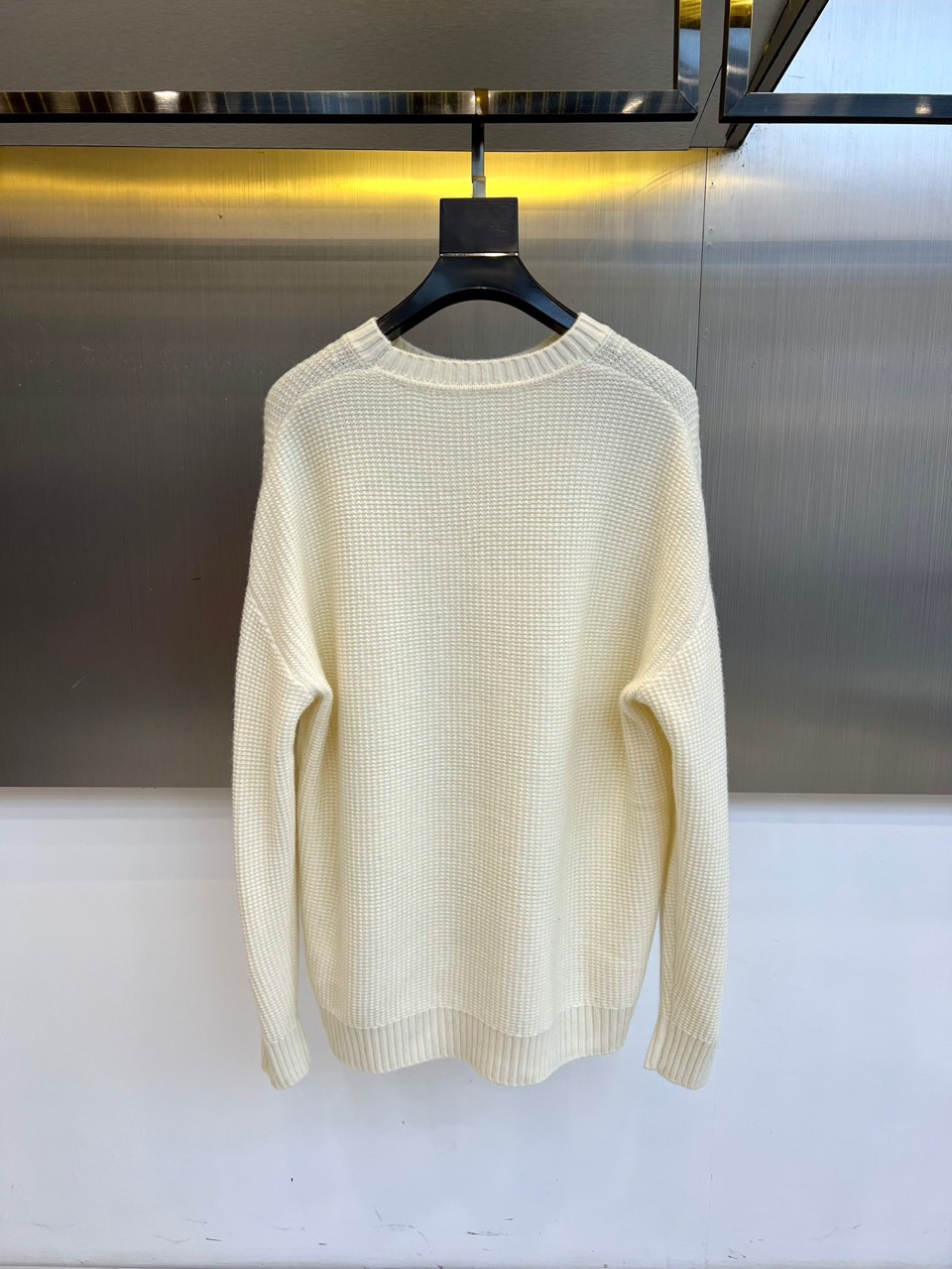 Mon蒙口、2025秋冬新品 微阔棒针羊毛针织衫。采用100%精选绵羊毛织就，米白色调呈现柔和质感。圆领