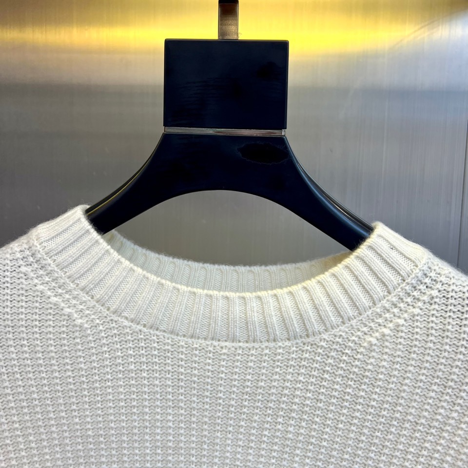 Mon蒙口、2025秋冬新品 微阔棒针羊毛针织衫。采用100%精选绵羊毛织就，米白色调呈现柔和质感。圆领