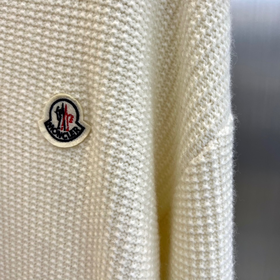 Mon蒙口、2025秋冬新品 微阔棒针羊毛针织衫。采用100%精选绵羊毛织就，米白色调呈现柔和质感。圆领