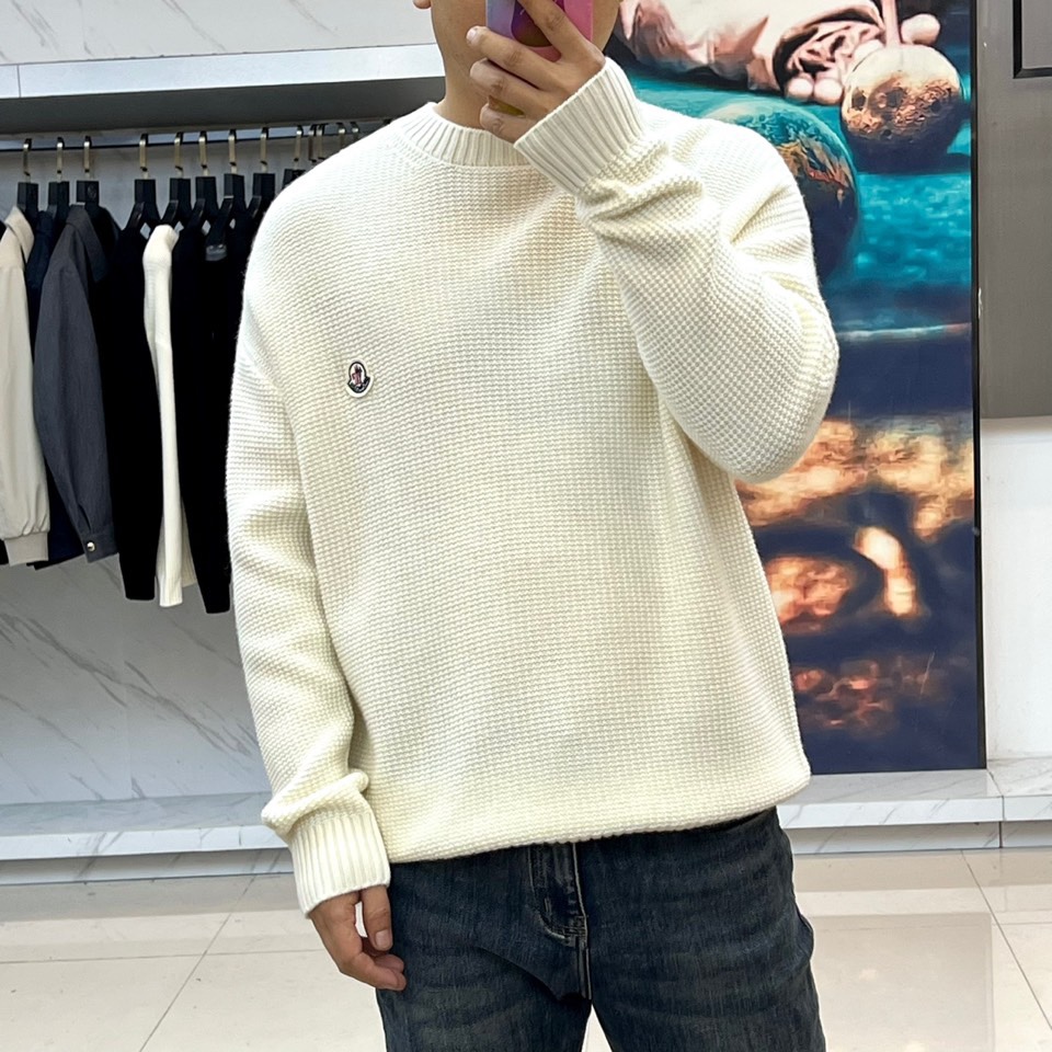 Mon蒙口、2025秋冬新品 微阔棒针羊毛针织衫。采用100%精选绵羊毛织就，米白色调呈现柔和质感。圆领
