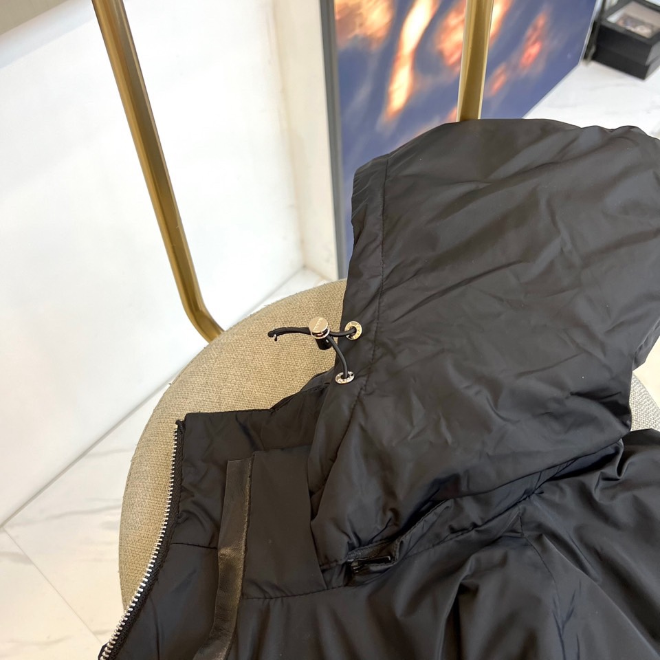 Prada普拉、2025秋冬新品羽绒服，以经典黑色演绎现代极简美学。这款羽绒服采用100%聚酰胺面料打造