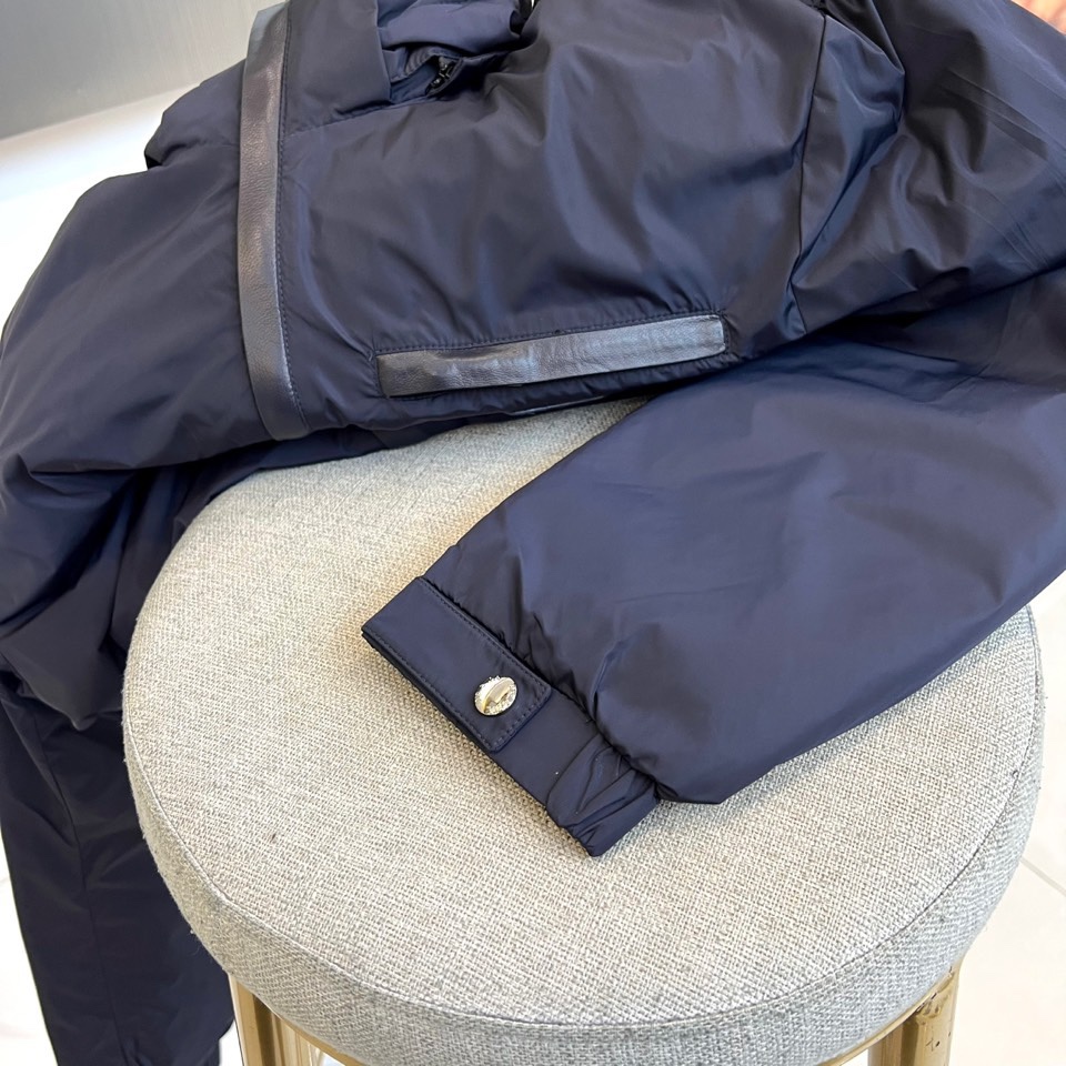 Prada普拉、2025秋冬新品羽绒服，以经典黑色演绎现代极简美学。这款羽绒服采用100%聚酰胺面料打造