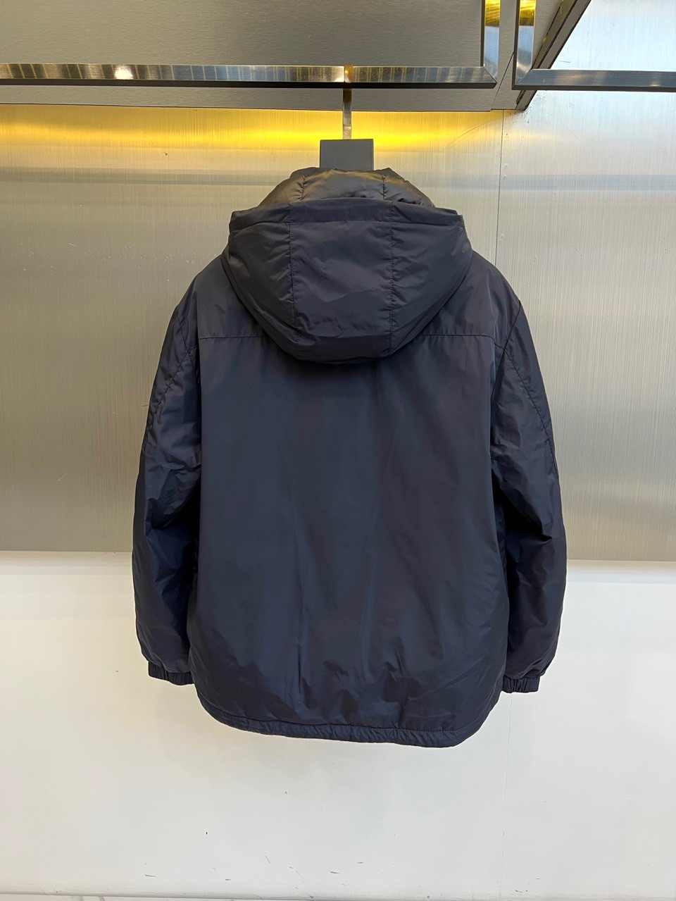 Prada普拉、2025秋冬新品羽绒服，以经典黑色演绎现代极简美学。这款羽绒服采用100%聚酰胺面料打造