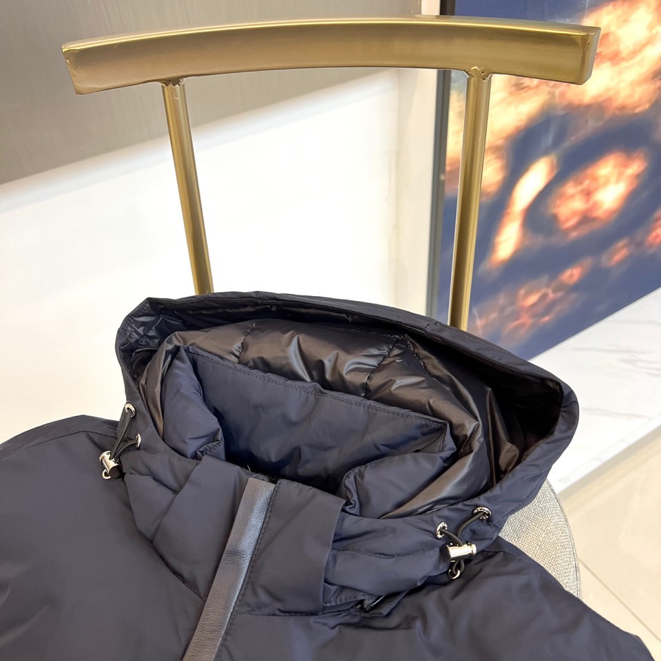 Prada普拉、2025秋冬新品羽绒服，以经典黑色演绎现代极简美学。这款羽绒服采用100%聚酰胺面料打造