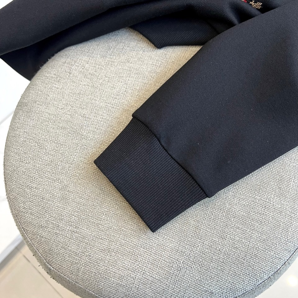 BURBERRY 2025秋冬新品圆领卫衣，以经典英伦基因重塑现代休闲美学。采用高品质棉质面料打造宽松廓