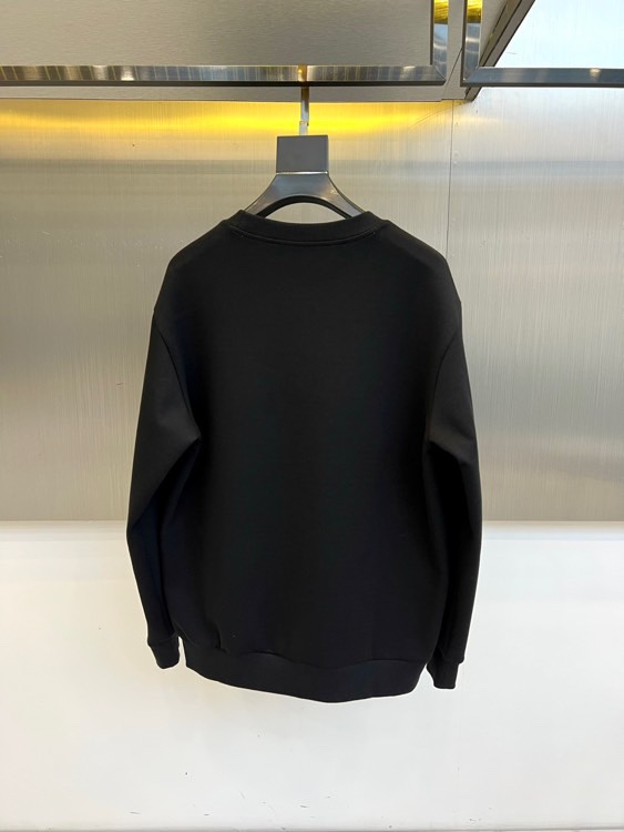 BURBERRY 2025秋冬新品圆领卫衣，以经典英伦基因重塑现代休闲美学。采用高品质棉质面料打造宽松廓