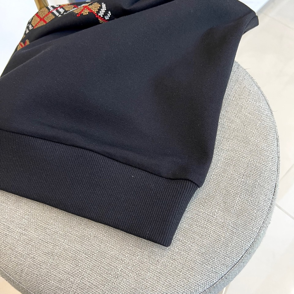 BURBERRY 2025秋冬新品圆领卫衣，以经典英伦基因重塑现代休闲美学。采用高品质棉质面料打造宽松廓